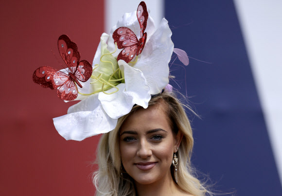 모델 Harriadnie Beau가 21일(현지시간) 영국 잉글랜드 버크셔카운티 애스컷에서 열린 ‘여성의 날(Ladies Day)’로 알려진 ‘로얄 애스컷 경마 대회(the Royal Ascot horse race meeting)’ 셋째 날에 참석해 포즈를 취하고 있다. AP 연합뉴스