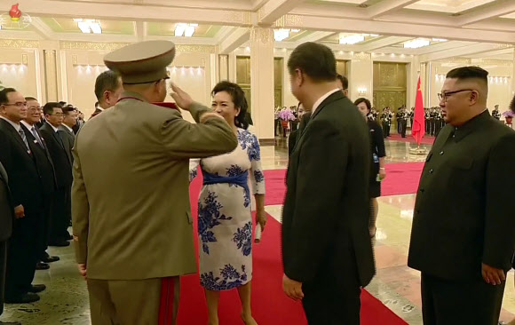 북한 노광철 인민무력상, 시진핑 부인 펑리위안에 거수경례