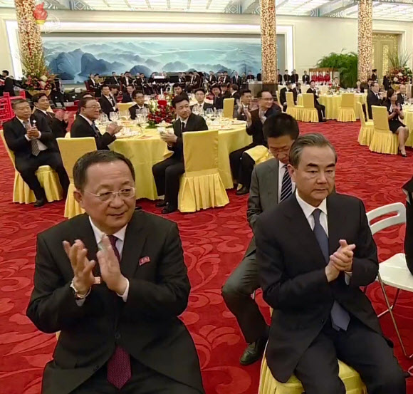 북한 리용호 외무상, 왕이 중국 외교부장과 나란히 앉아