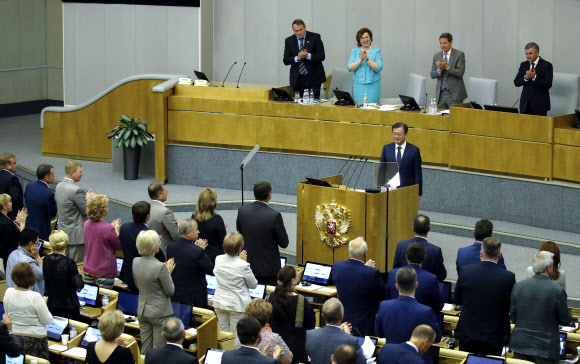 연설 도중 기립 박수받는 문 대통령