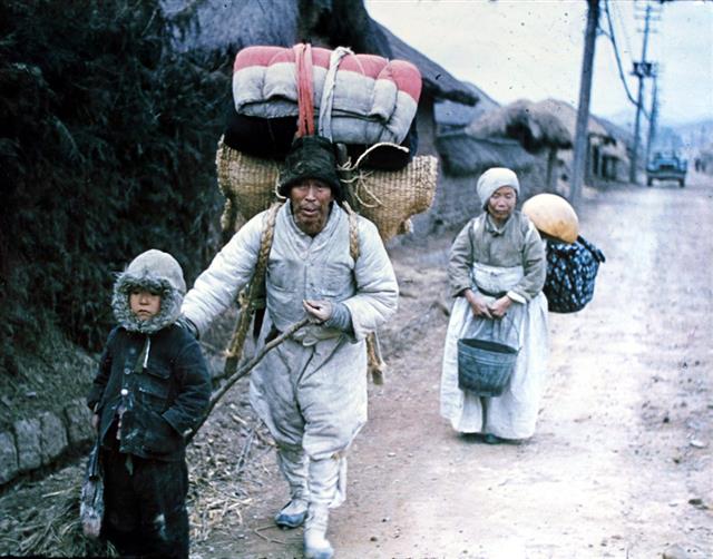 1951년 피난 떠나는 일가족