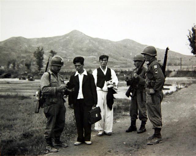 1950년 신분증 검사하는 미군