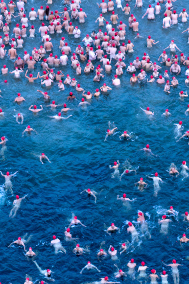 호주 태즈메이니아주 호바트에서 열리는 연례 축제인 ‘알몸 수영’에 참가한 참가자들이 22일(현지시간) 더웬트강을 가로지르며 수영을 하고 있다. EPA 연합뉴스