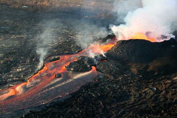 미국 하와이주 하와이섬 킬라우에아 화산에서 용암이 흐르고 있는 사진을 미국 지질조사국(USGS)이 21일(현지시간) 공개했다. 킬라우에아 화산에서 지난 5월 3일 분출을 시작한 이후 지금까지 약 50일간 흘러나온 용암의 양은 2억 5000만㎥에 달할 것으로 추정되고 있다. EPA 연합뉴스