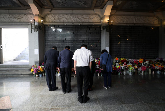 ‘아버지, 저희 왔습니다’