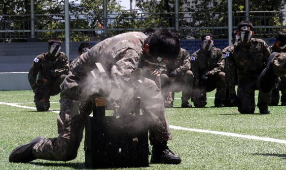 선배들 앞에서 격파 시범