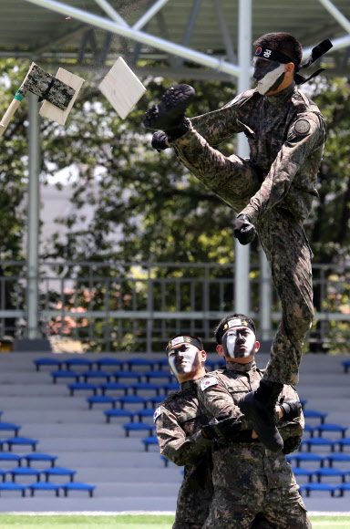 선배들 앞에서 격파 시범