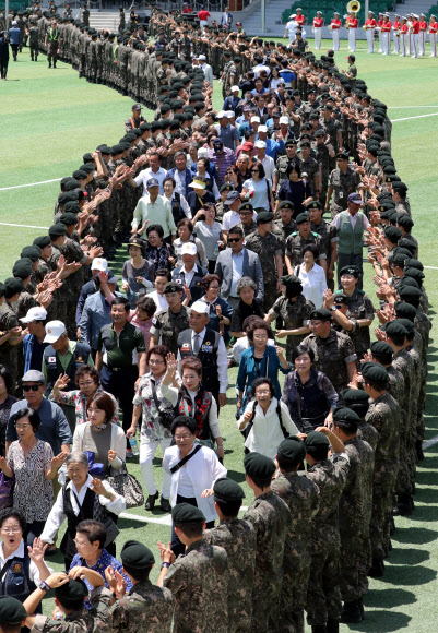 참전용사에게 예의 갖추는 훈련병들