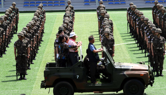 입영심사대 열병하는 참전 용사들