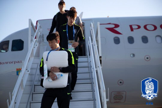 21일(현지시간) 오후 2018 러시아 월드컵 대한민국 축구 대표팀 선수들이 로스토프 공항에 도착해 내리고 있다. 2018.6.22 대한축구협회 제공