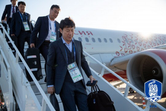 21일(현지시간) 오후 2018 러시아 월드컵 대한민국 축구 대표팀 신태용 감독이 로스토프 공항에 도착해 내리고 있다. 2018.6.22  대한축구협회 제공