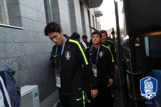 21일(현지시간) 오후 2018 러시아 월드컵 대한민국 축구 대표팀 선수들이 로스토프나도누 시내의 한 호텔에 들어서고 있다. 2018.6.22 대한축구협회 제공
