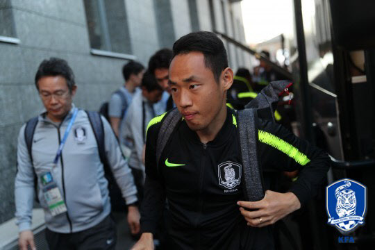 21일(현지시간) 오후 2018 러시아 월드컵 대한민국 축구 대표팀 선수들이 로스토프나도누 시내의 한 호텔에 들어서고 있다. 2018.6.22 대한축구협회 제공