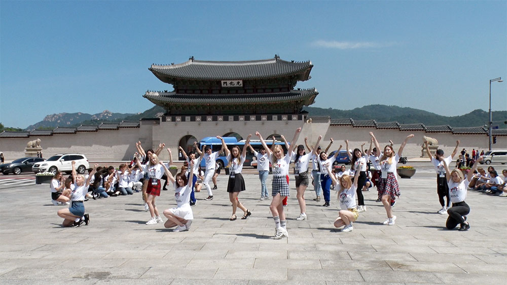 ‘K팝 커버댄스 페스티벌’ 각국의 우승자들이 서울 광화문광장에서 모여 플래시몹을 펼치고 있다.