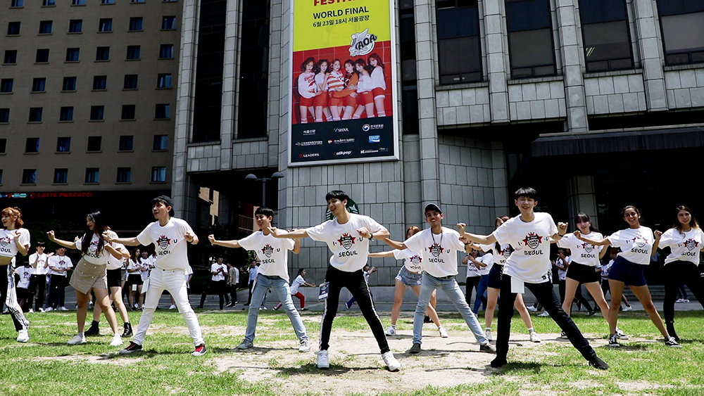 ‘K팝 커버댄스 페스티벌’ 각국 우승자들이 서울신문사 앞에 조성된 서울마당에서 커버댄스를 펼치고 있다.