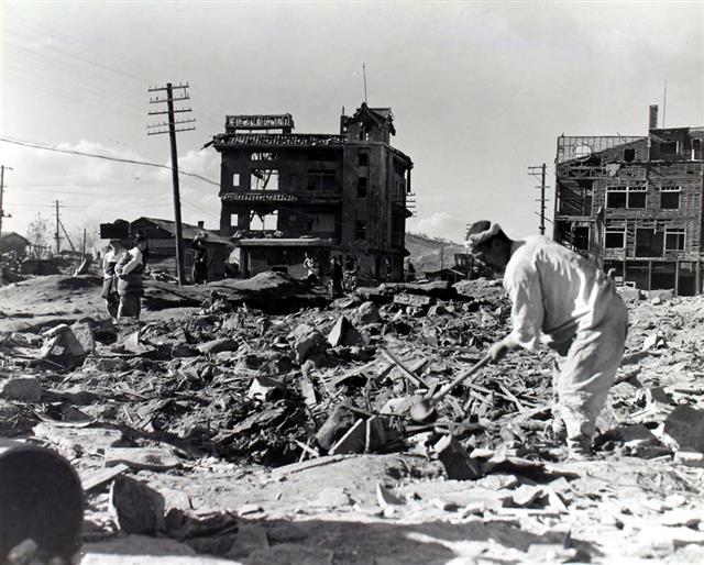 1950년 11월 8일 공습으로 폐허가 된 원산에서 한 남성이 잔해 속을 뒤져보고 있다.  국사편찬위원회 제공