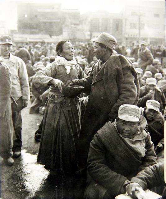 1950년 12월 18일 대구역에서 생이별을 앞둔 모자의 모습.  국사편찬위원회 제공