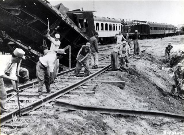 1954년 4월 27일 끊어진 북한의 철도를 복구하는 모습.  국사편찬위원회 제공