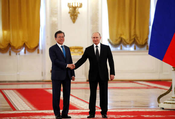 러시아를 국빈방문 중인 문재인 대통령이 22일(현지시간) 오후 모스크바 크레믈린대궁전 게오르기예프홀에서 열린 공식환영식에서 블라디미르 푸틴 러시아 대통령과 만나 인사하고 있다. 2018.6.22  연합뉴스