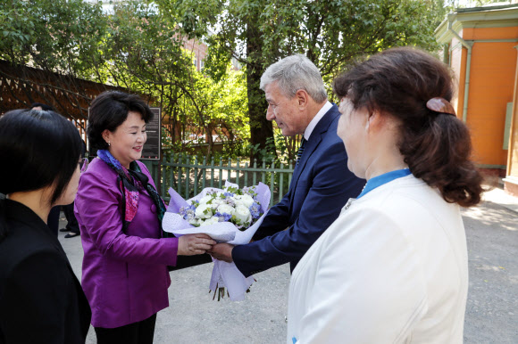 러시아를 국빈방문 중인 문재인 대통령의 부인 김정숙 여사(오른쪽 두번째)가 22일 오전(현지시간) 모스크바 톨스토이의 집 박물관을 방문, 박물관장인 세르게이 아르한겔로프 씨로부터 꽃다발을 받고 있다. 2018.6.22  연합뉴스