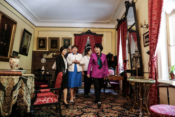 러시아를 국빈방문 중인 문재인 대통령 부인 김정숙 여사가 22일 오전 (현지시간) 모스크바 톨스토이의 집 박물관을 방문, 시설을 둘러보고 있다. 2018.6.22  연합뉴스