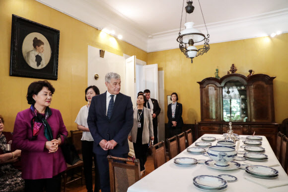 러시아를 국빈방문 중인 문재인 대통령 부인 김정숙 여사가 22일 오전 (현지시간) 모스크바 톨스토이의 집 박물관을 방문, 시설을 둘러보고 있다. 2018.6.22  연합뉴스