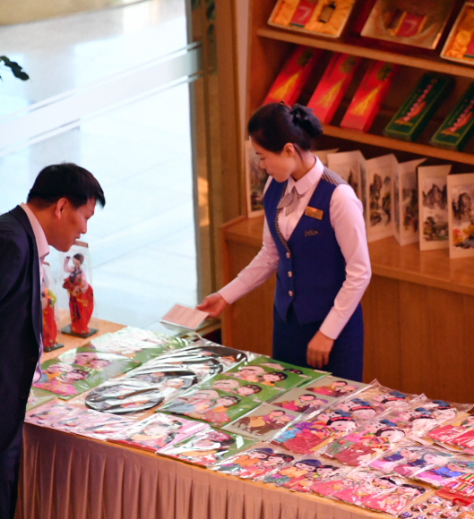 남북적십자회담이 열리고 있는 22일 오전 금강산호텔 내부모습. 북측 판매원이 물건을 판매하고 있다.  2018.6.22 사진공동취재단