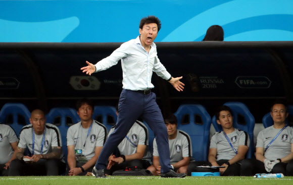 [월드컵] 심판 판정에 항의하는 신태용 감독