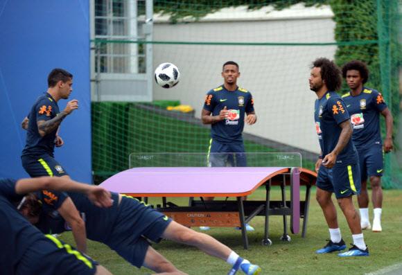축구공으로 탁구 게임하는 브라질대표팀
