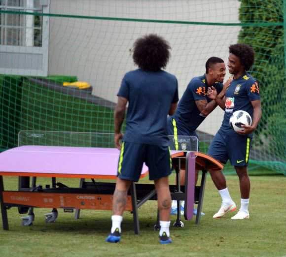 브라질대표팀, 워밍업도 축구공 탁구 게임으로