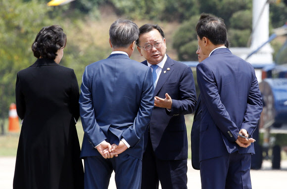 문 대통령, 김부겸 행정안전부 장관과 대화