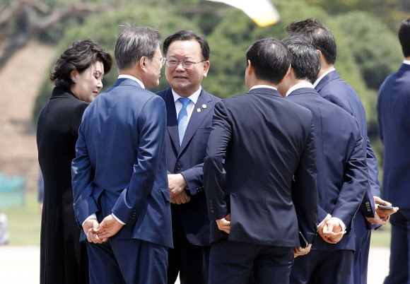 서울공항 도착한 문 대통령, ‘무슨 얘기?’