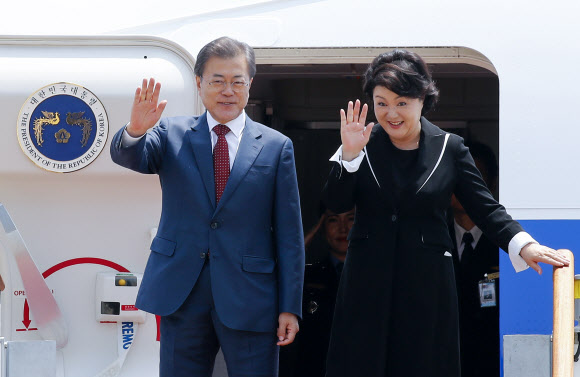 문 대통령, 러시아 방문 마치고 귀국