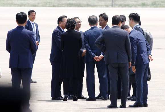 문 대통령, 러시아 국빈방문 마친 뒤 귀국