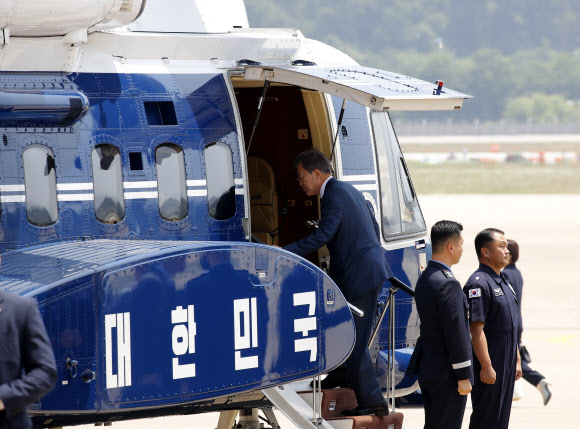 문 대통령, 러시아 방문 마치고 귀국