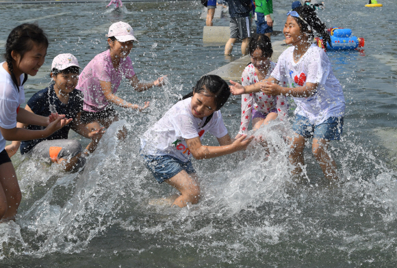 무더운 날씨를 보인 24일 오전 서울 여의도 물빛광장을 찾은 어린이들이 물놀이를 하며 더위를 식히고 있다. 2018.6.24 도준석 기자 pado@seoul.co.kr