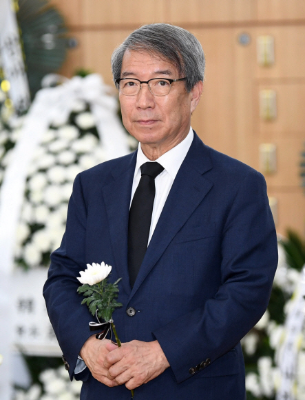 정운찬 전 국무총리가 24일 오후 서울 송파구 서울아산병원 장례식장에 마련된 故 김종필 전 국무총리의 빈소를 찾아 조문하고 있다.  2018.6.24 김명국 선임기자 daunso@seoul.co.kr