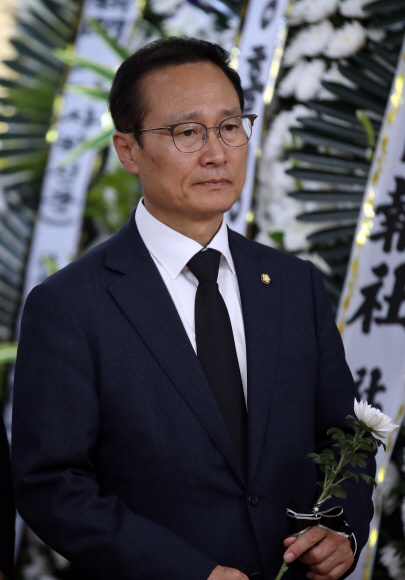 홍영표 더불어민주당 원내대표가 이 24일 오전 서울 송파구 서울아산병원 장례식장에 마련된 故 김종필 전 국무총리의 빈소를 찾아 조문하고 있다. 2018.06.24 김명국선임기자 daunso@seoul.co.kr