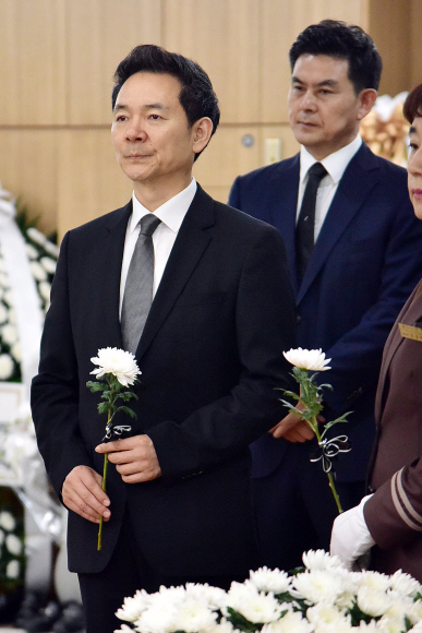 장성민 전 의원과 김태호 전 경남도지사가 24일 오후 서울 송파구 서울아산병원 장례식장에 마련된 고 김종필 전 국무총리의 빈소에 조문을 하고 있다. 2018.6.24 김명국 선임기자 daunso@seoul.co.kr