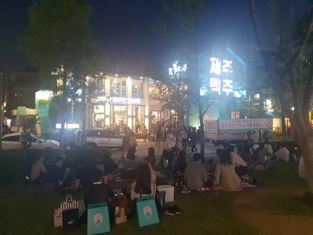 술판 벌어진 ‘음주청정구역’ 연트럴파크