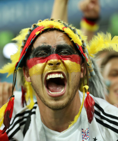 얼굴에 독일 국기를 그린 한 남성이 승리를 기원하며 포효하고 있는 모습.  신화 연합뉴스
