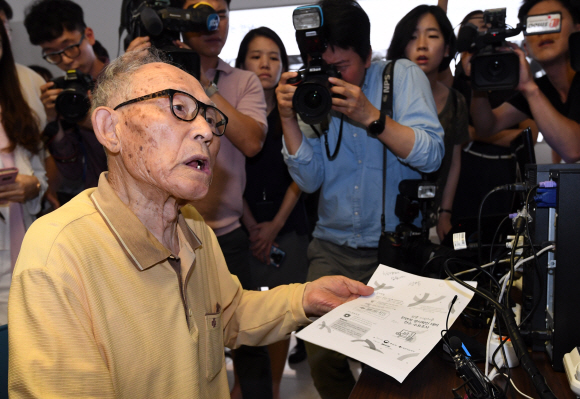 25일 서울 중구 대한적십자사 본사에서 이산가족 상봉후보자 선정 컴퓨터 추첨이 끝난 뒤 당첨자명단에 자신의 이름이 없음을 확인한 한 평북 철산 출신의 박성은(95) 할아버지가 아쉬운 마음을 토로하고 있다. 2018.6.25  도준석 기자 pado@seoul.co.kr