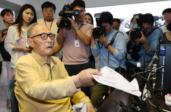 25일 서울 중구 대한적십자사 본사에서 이산가족 상봉후보자 선정 컴퓨터 추첨이 끝난 뒤 당첨자명단에 자신의 이름이 없음을 확인한 한 평북 철산 출신의 박성은(95) 할아버지가 아쉬운 마음을 토로하고 있다. 2018.6.25  도준석 기자 pado@seoul.co.kr