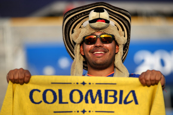 24일(현지시간) 러시아 카잔 아레나에서 열린 2018 러시아 월드컵 폴란드와 콜롬비아의 H조 경기에서 한 콜롬비아 팬이 동물 모자를 쓰고 응원하고  있다. 2018.6.24. AFP 연합뉴스