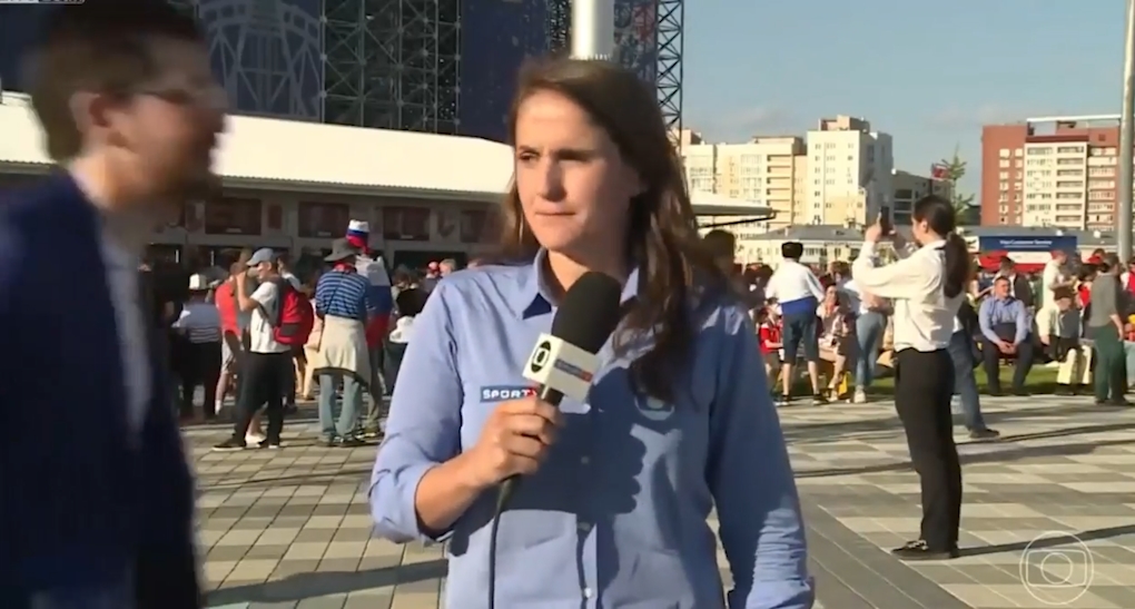 여성 리포터에게 성추행 하는 남성 모습(유튜브 영상 캡처)