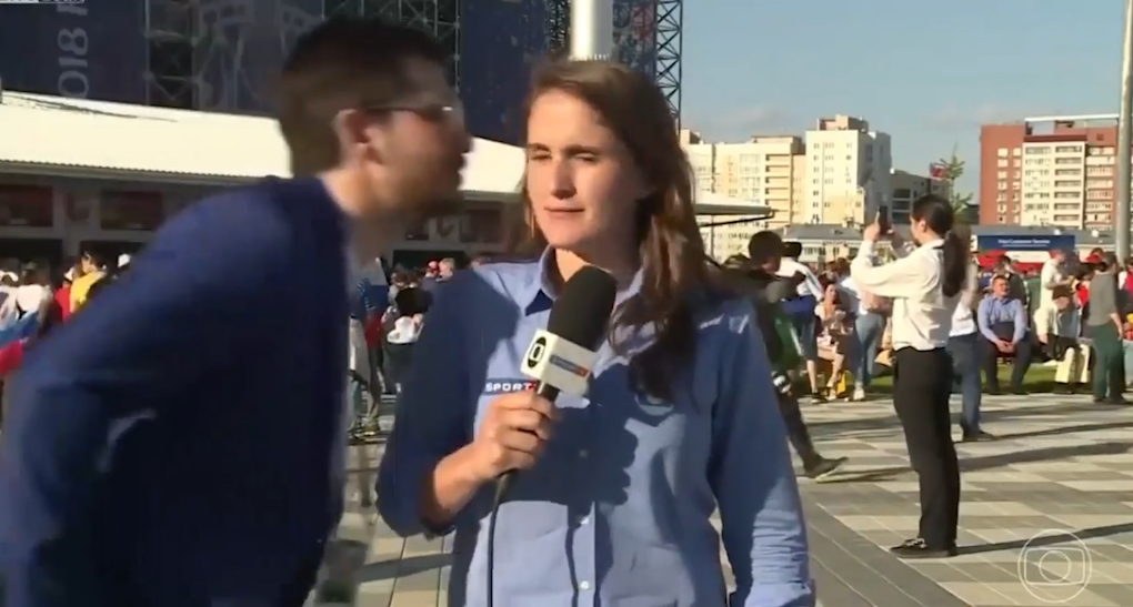 여성 리포터에게 성추행 하는 남성 모습(유튜브 영상 캡처)