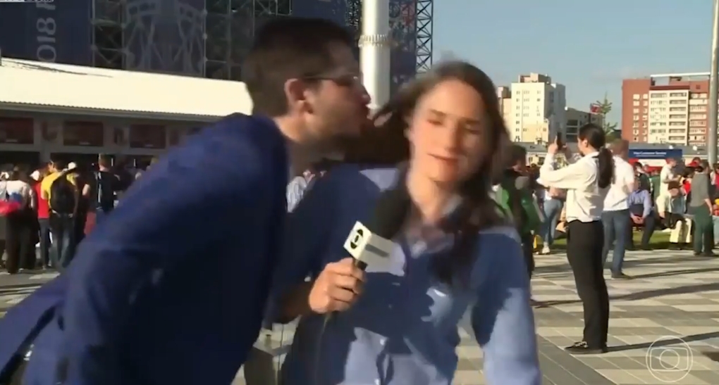 여성 리포터에게 성추행 하는 남성 모습(유튜브 영상 캡처)