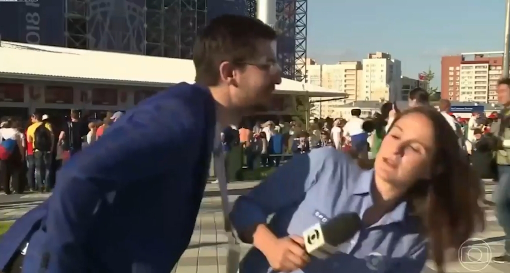 여성 리포터에게 성추행 하는 남성 모습(유튜브 영상 캡처)