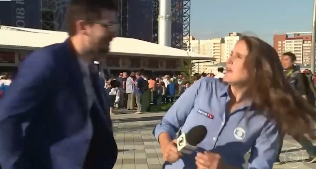 여성 리포터에게 성추행 하는 남성 모습(유튜브 영상 캡처)