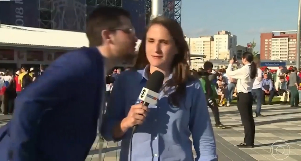 여성 리포터에게 성추행 하는 남성 모습(유튜브 영상 캡처)